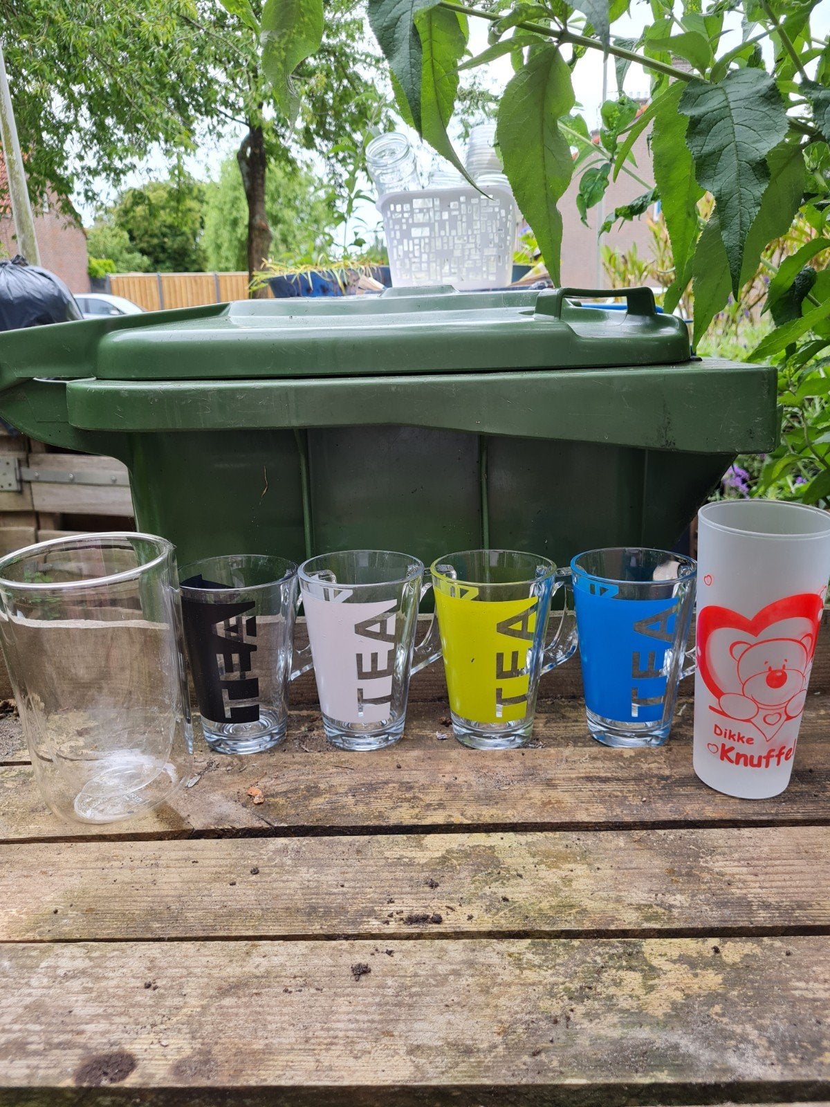 Gratis glazen, 4 thee glazen, 1 thermo glas en een longdrink, Ophalen of Verzenden, Glas, Overige stijlen, Glas of Glazen