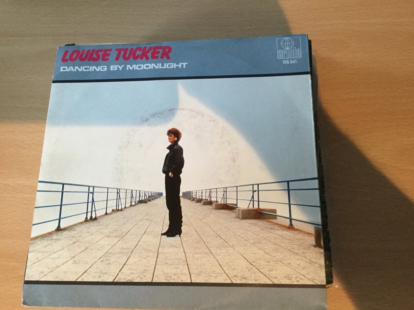 Louise Tucker-Dancing by moonlight. Vinyl single., Ophalen of Verzenden, Gebruikt, Pop