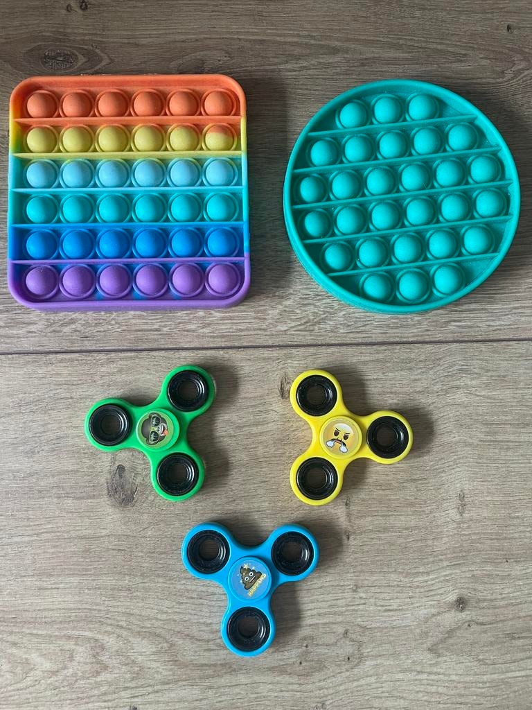 Fidget toys fidget spinner en pop it., Ophalen of Verzenden, Zo goed als nieuw