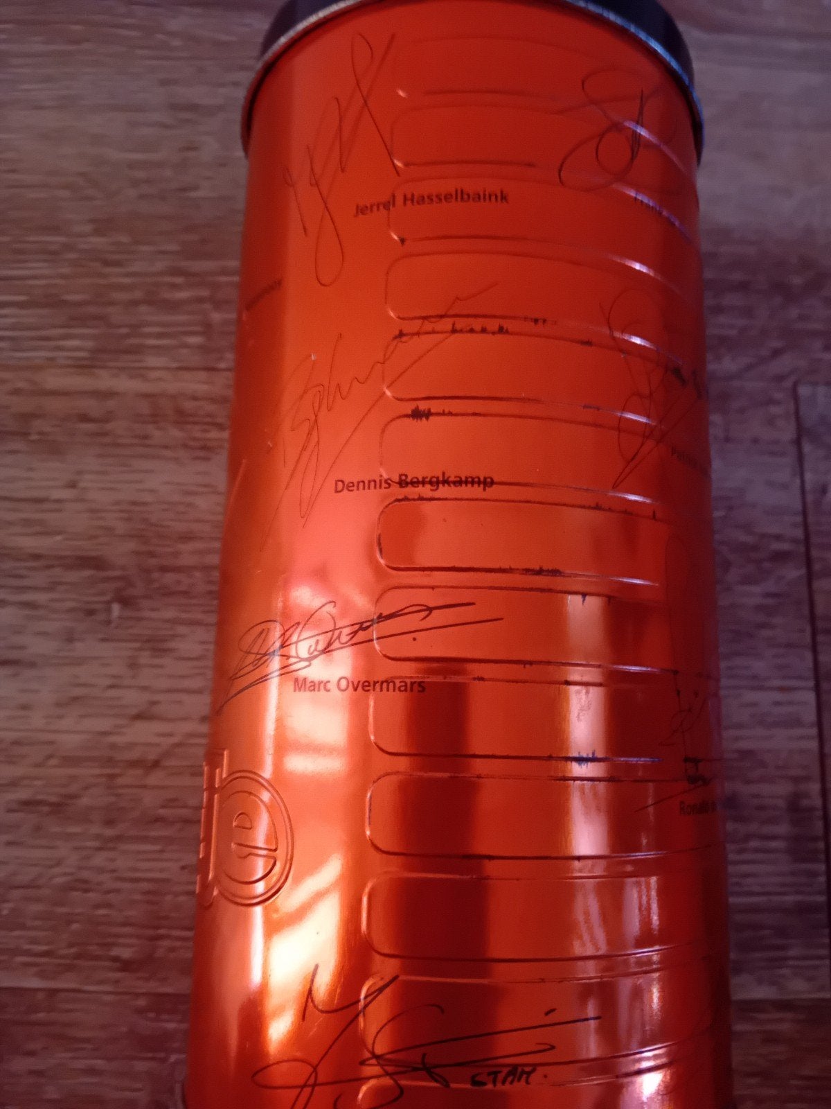 Bolletje blik met handtekeningen van o.a. Bergkamp, Ophalen of Verzenden, Gebruikt, Overige sporten, Overige typen