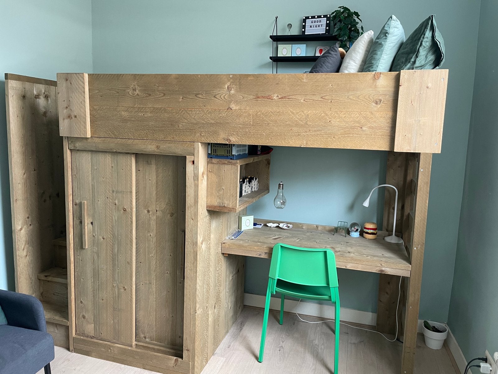 Prachtige houten hoogslaper met kast, bureau en veilige trap
