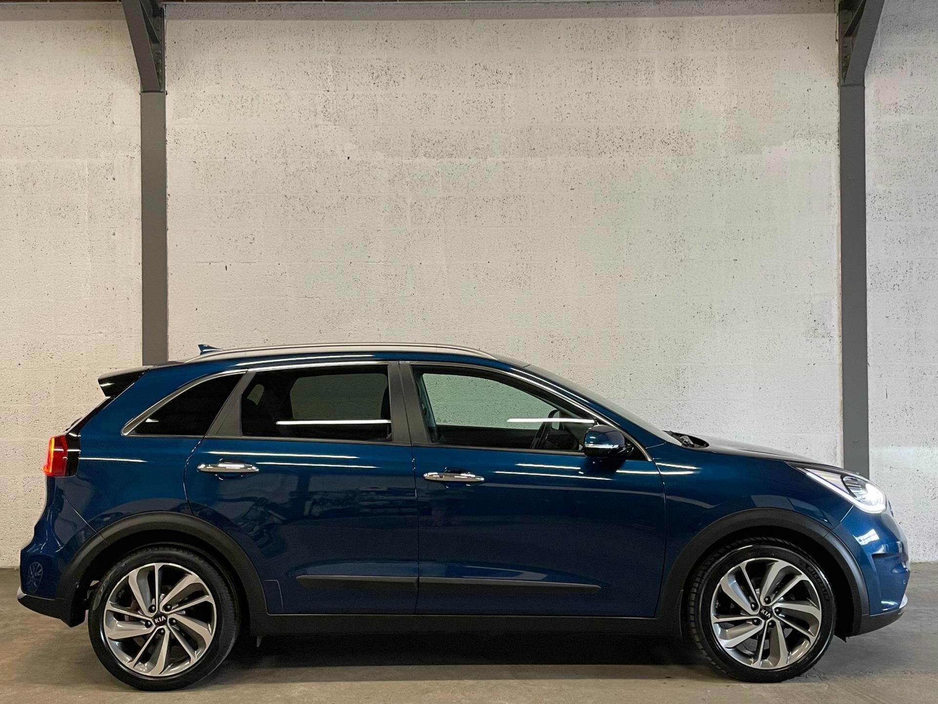 Kia Niro 1.6 GDi Hybrid ExecutiveLine Navi|Leder|Carplay|Mem, Dealer onderhouden, Gebruikt, Zwart, Blauw