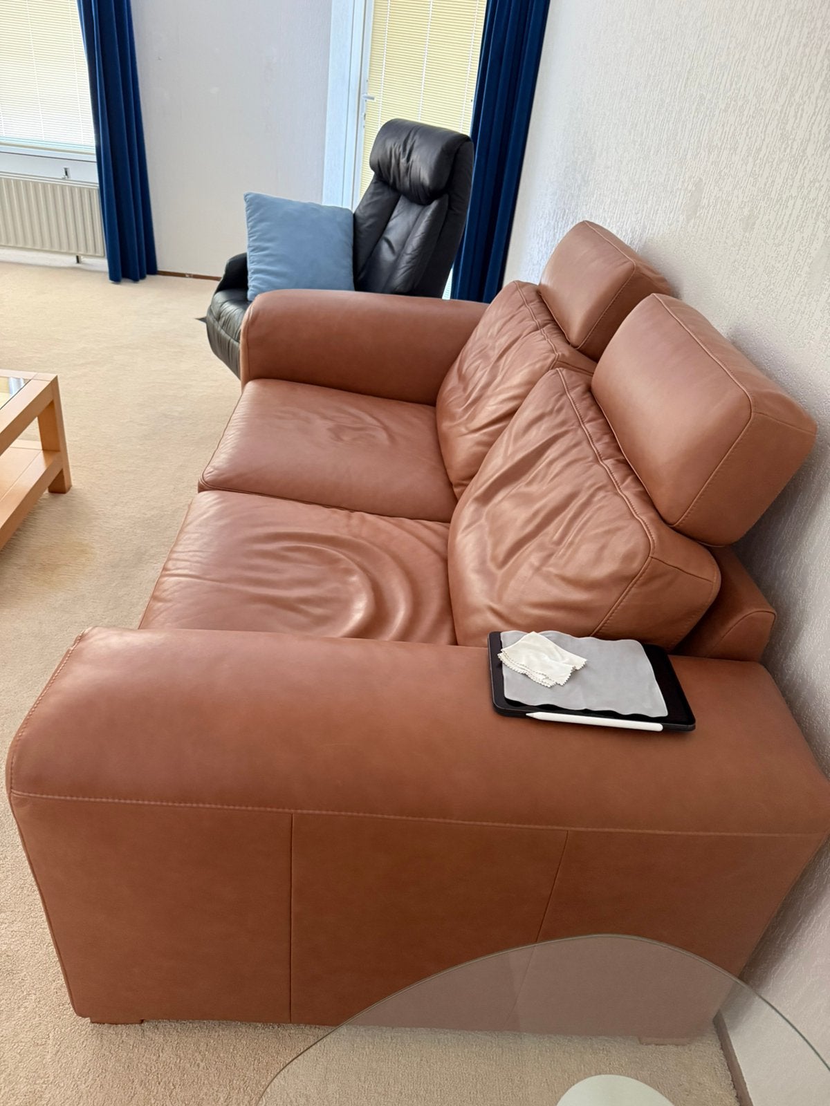 Montel Leren tweezitsbank (2020), Huis en Inrichting, Banken | Sofa's en Chaises Longues, Ophalen, 150 tot 200 cm, Tweepersoons