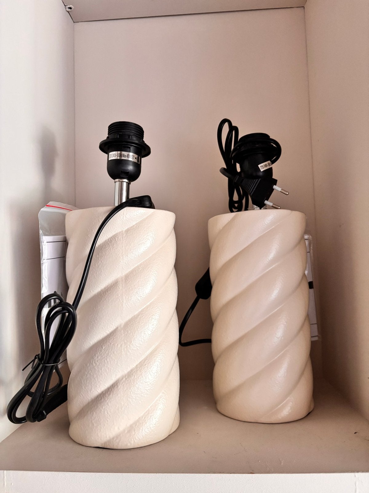 2 nieuwe Kwantum Swirl lampenvoeten creme /beige, Overige merken, Keramiek, Nieuw, Wit