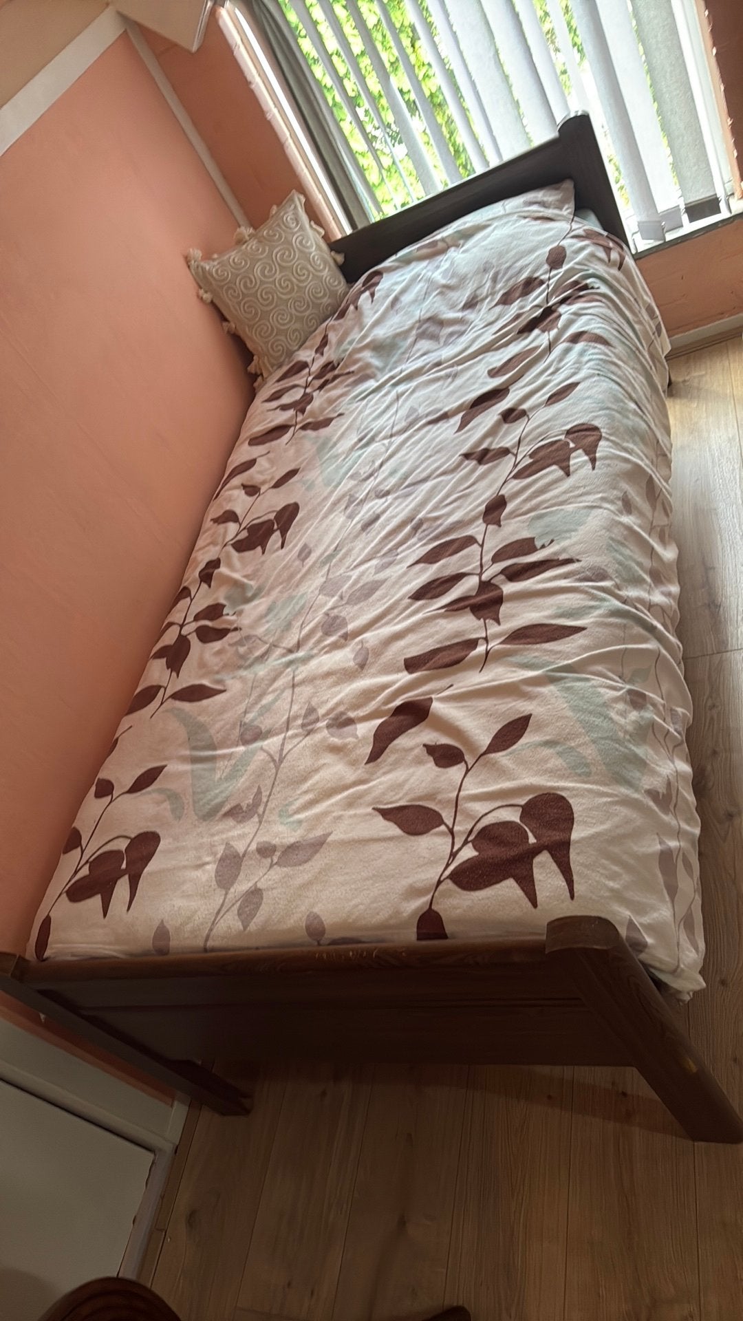 Eenpersoonsbed van donker hout, Huis en Inrichting, Slaapkamer | Bedden, 90 cm, Eenpersoons, Bruin, Ophalen of Verzenden
