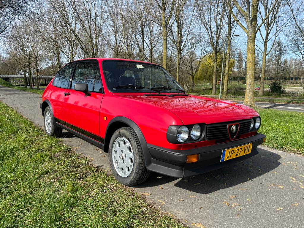 Alfa Romeo Alfasud 1.5 TI Quadr 1983 Rood, Auto's, Handgeschakeld, Particulier, Hatchback, Origineel Nederlands