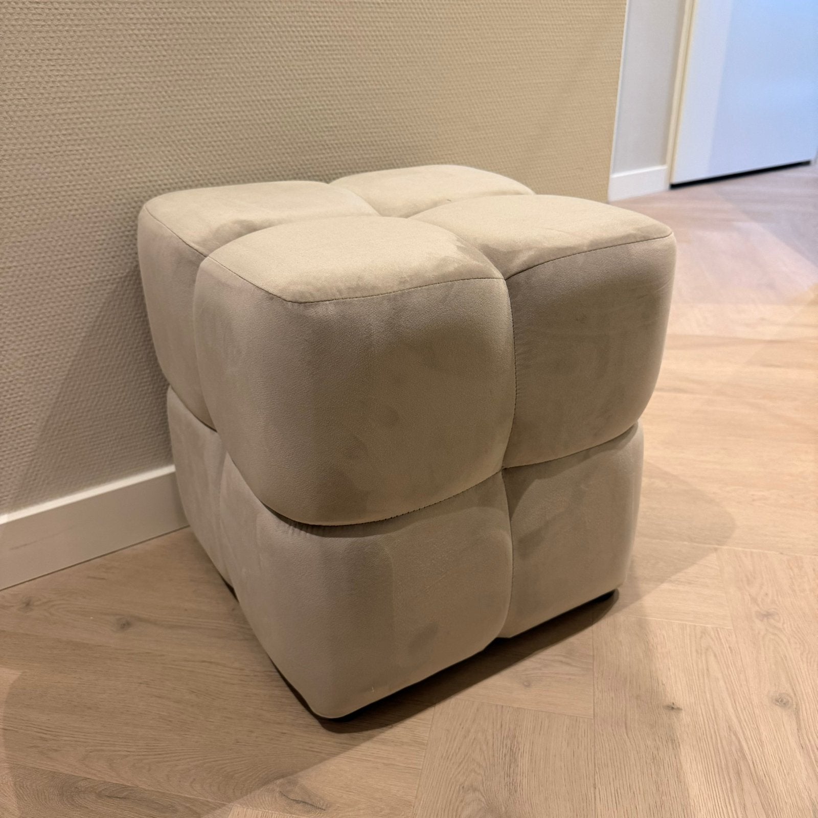 Als nieuw! Hocker poef beige kubus velvet / fluweer, Ophalen, Minder dan 50 cm, Vierkant, Nieuw
