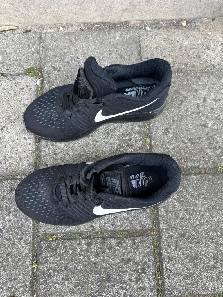 Gratis af te halen Nike sneakers maat 37 - Zwart, Ophalen of Verzenden, Gedragen, Zwart, Sneakers of Gympen