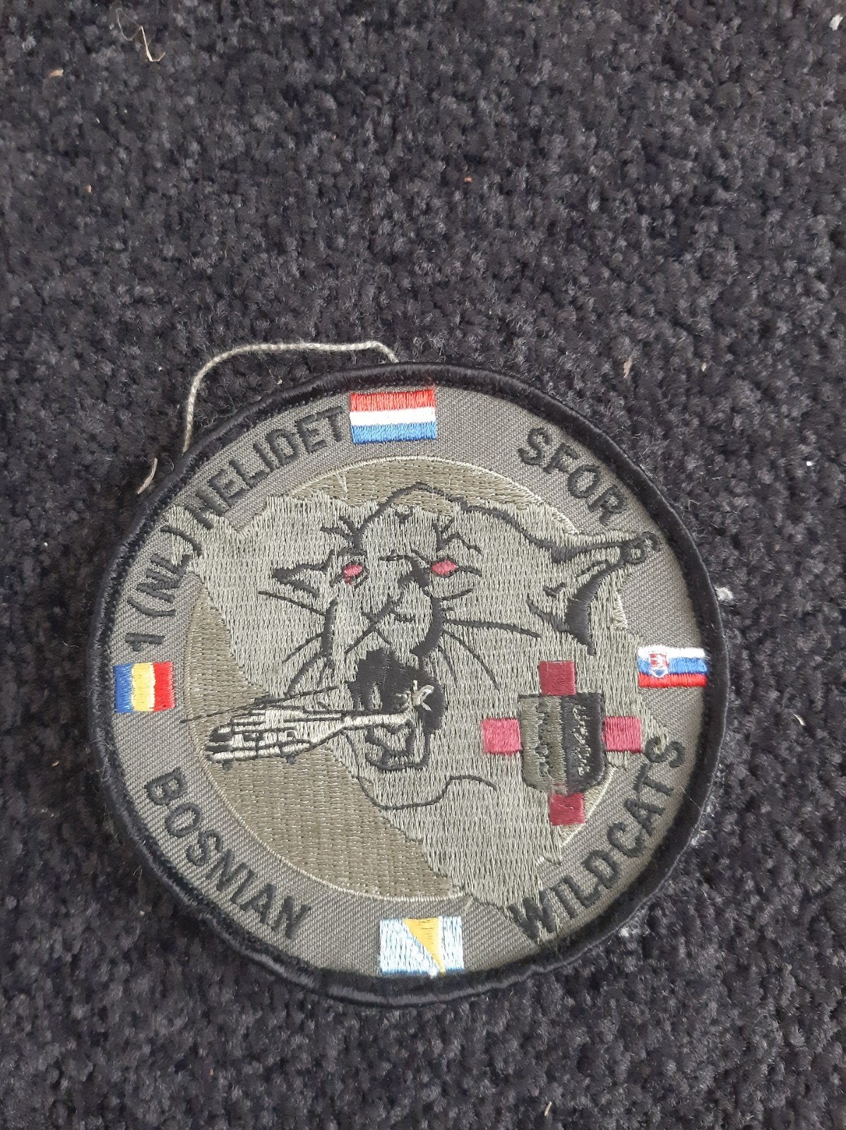Embleem 1 (NL) Helidet SFOR Bosnian Wildcats, Verzamelen, Militaria | Algemeen, Ophalen of Verzenden, Luchtmacht, Overige gebieden