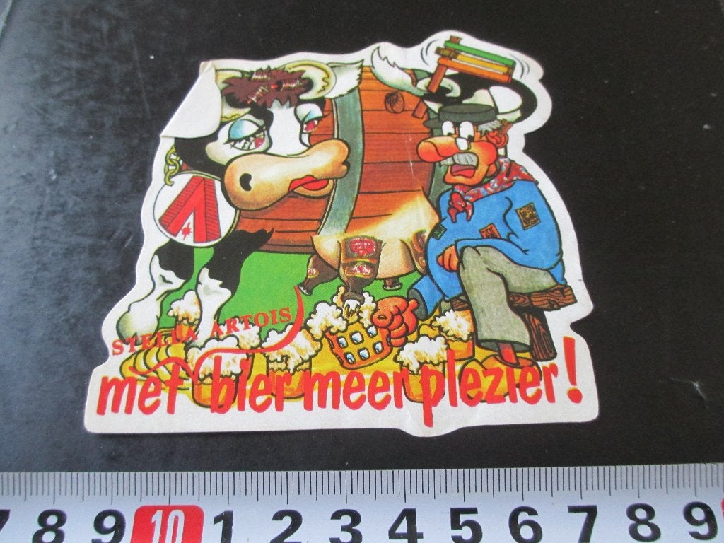 sticker STELLA ARTOIS bier meer plezier strip koe boer fust, Verzamelen, Stickers, Ophalen, Zo goed als nieuw