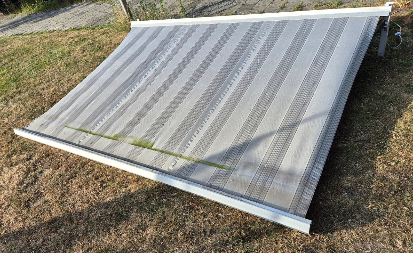 Zonnescherm grijs/wit 3.45m breed, 2.50m uitval. Elektrisch., Tuin en Terras, Zonneschermen, Ophalen, Gebruikt, 150 tot 300 cm