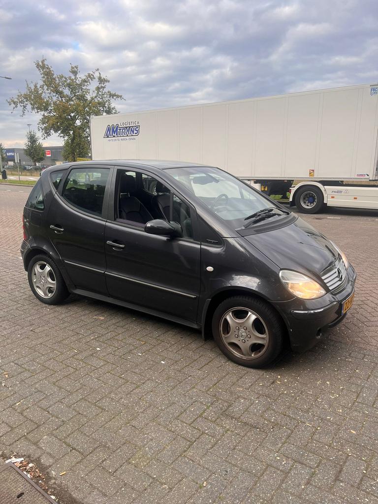 Mercedes-Benz A-Klasse 1.4 A140 2001 Grijs, Auto's, Mercedes-Benz, Voorwielaandrijving, 1005 kg, 40 €/maand, Zwart
