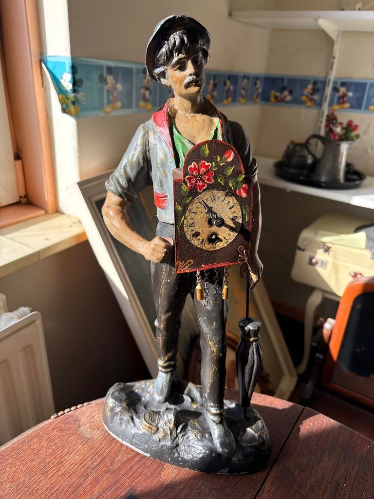 Antieke Klok in Beeld van Man met Paraplu, Antiek en Kunst, Ophalen