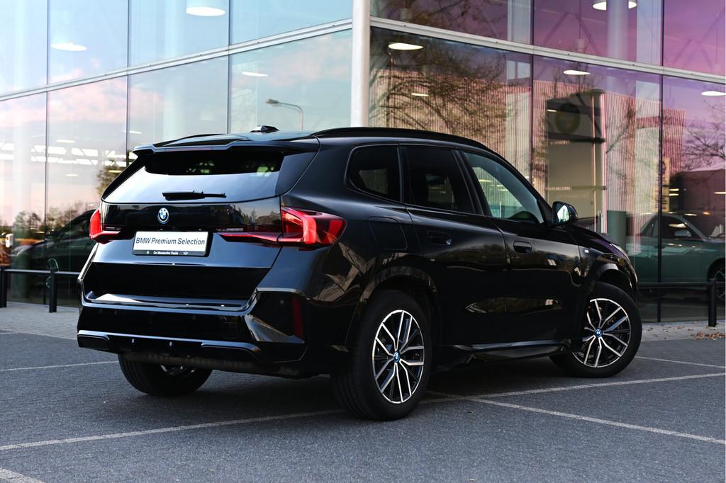 BMW X1 xDrive25e M Sport Automaat / Trekhaak / Sportstoelen, Auto's, BMW, Gebruikt, Zwart, Bedrijf, Hybride Elektrisch/Benzine