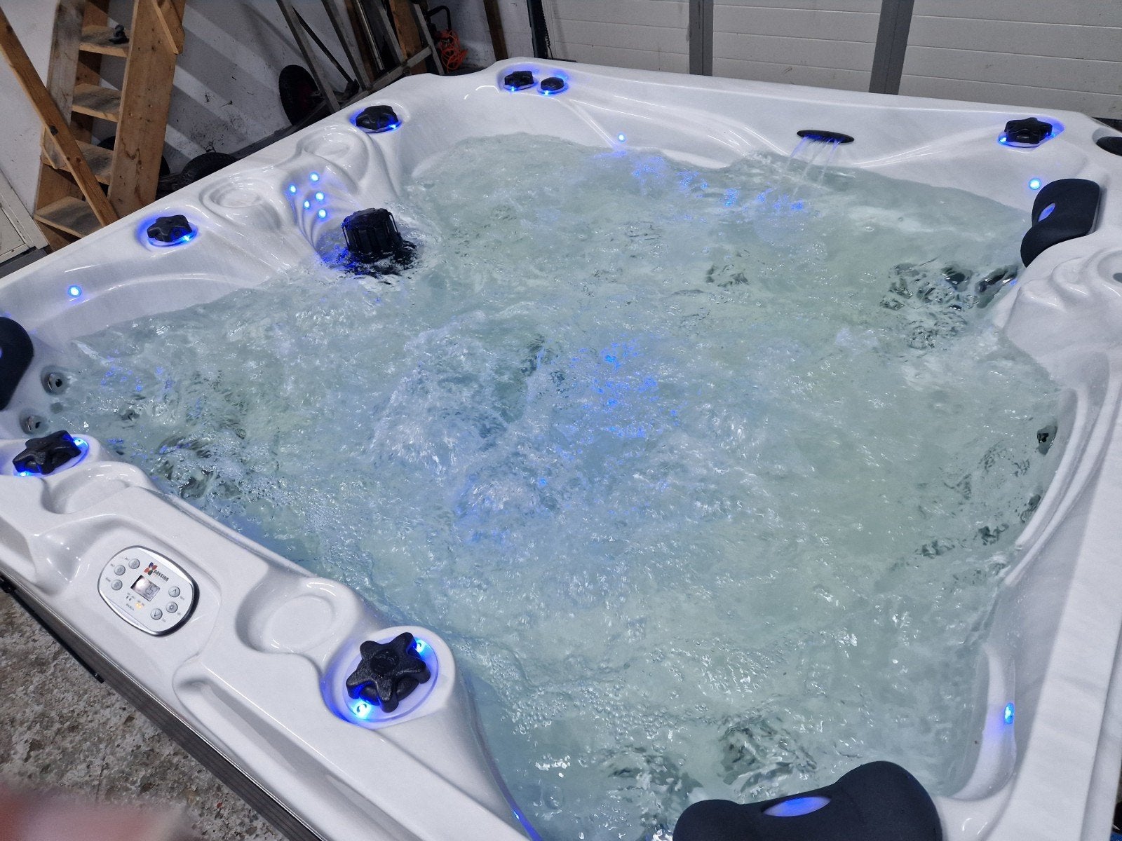 Prachtige 5 Persoons Passion Spa Pleasure Audiosysteem led, Tuin en Terras, Ophalen of Verzenden, Zo goed als nieuw, Vast