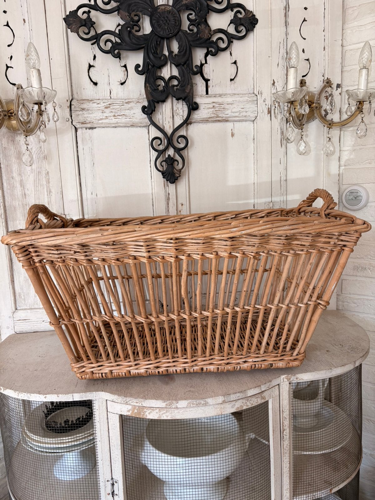 Oude Antieke franse rieten mand, Ophalen