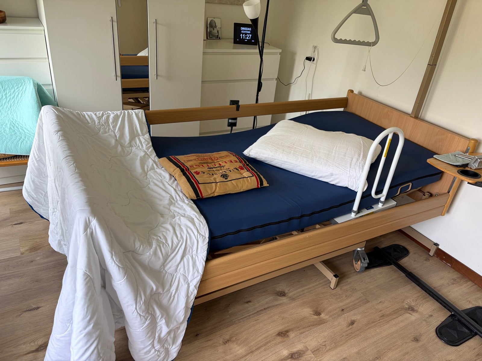 Gebruikt elektrisch hoog/laag bed, Huis en Inrichting, Slaapkamer | Bedden, Ophalen, 90 cm, Eenpersoons, Bruin