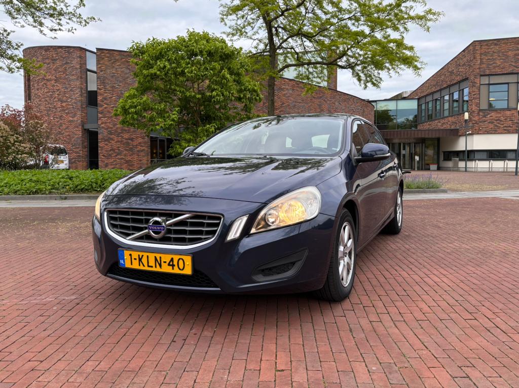 Volvo V60 T3 1.6 Kinetic 150 PK 2013 met nieuwe APK! Export, Auto's, Voorwielaandrijving, Stof, 4 cilinders, Blauw
