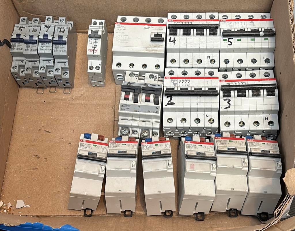 Div Aardlek schakelaars en automaten, Doe-het-zelf en Verbouw, Elektra en Kabels, Verzenden, Zo goed als nieuw, Schakelaar