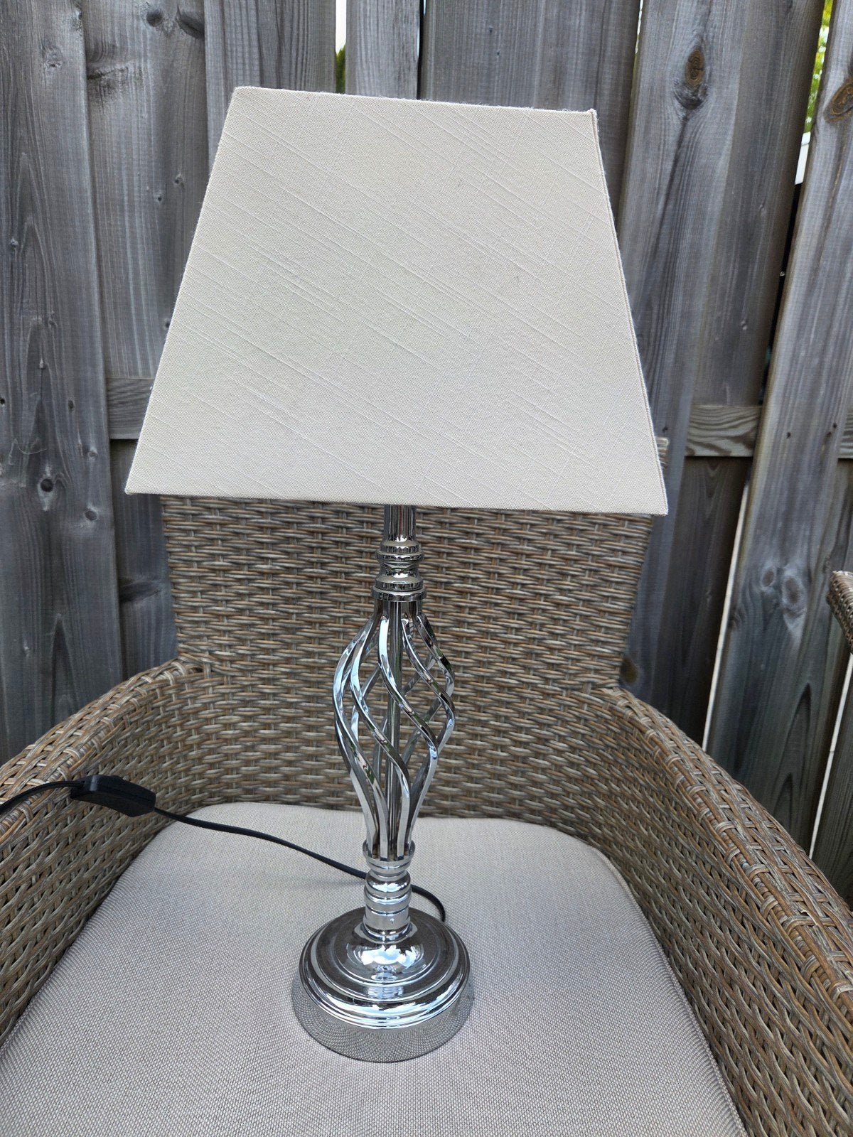 Moderne Tafellamp met Chrome Spiraalvoet en Crème Kap, Ophalen, Met kap, Schemerlamp, Modern