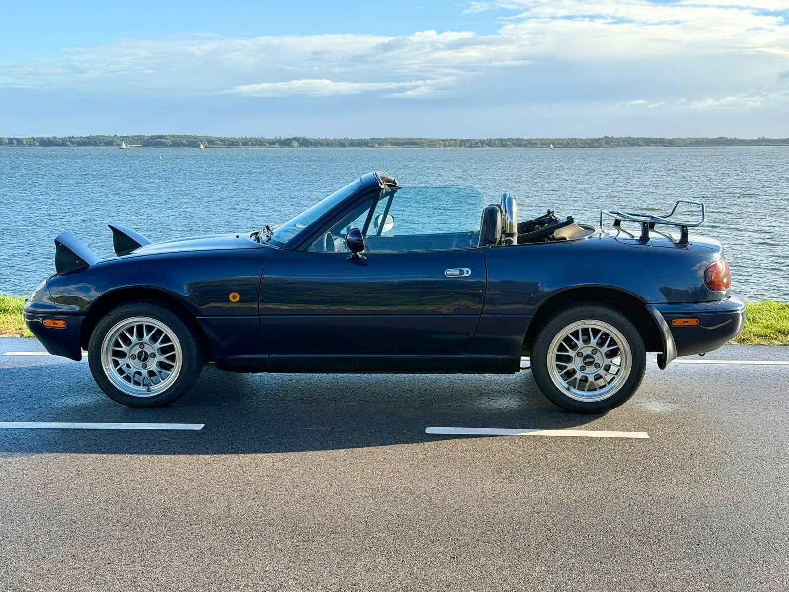 Mazda MX-5 NA 1.6 1991 Blauw met witte softtop APK 2028, Auto's, Achterwielaandrijving, 4 cilinders, Cabriolet, Blauw