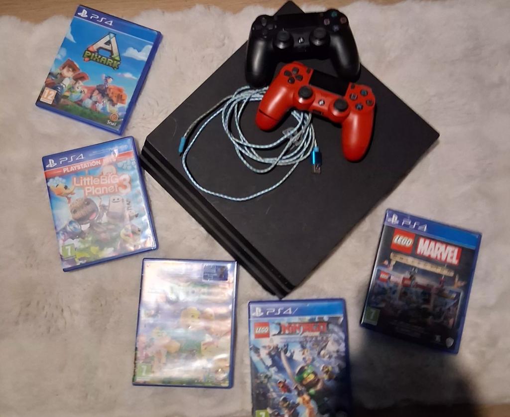 PS4 Pro met 2 controllers, lader en games, Spelcomputers en Games, Spelcomputers | Sony PlayStation 4, Ophalen, Met games, Met 2 controllers