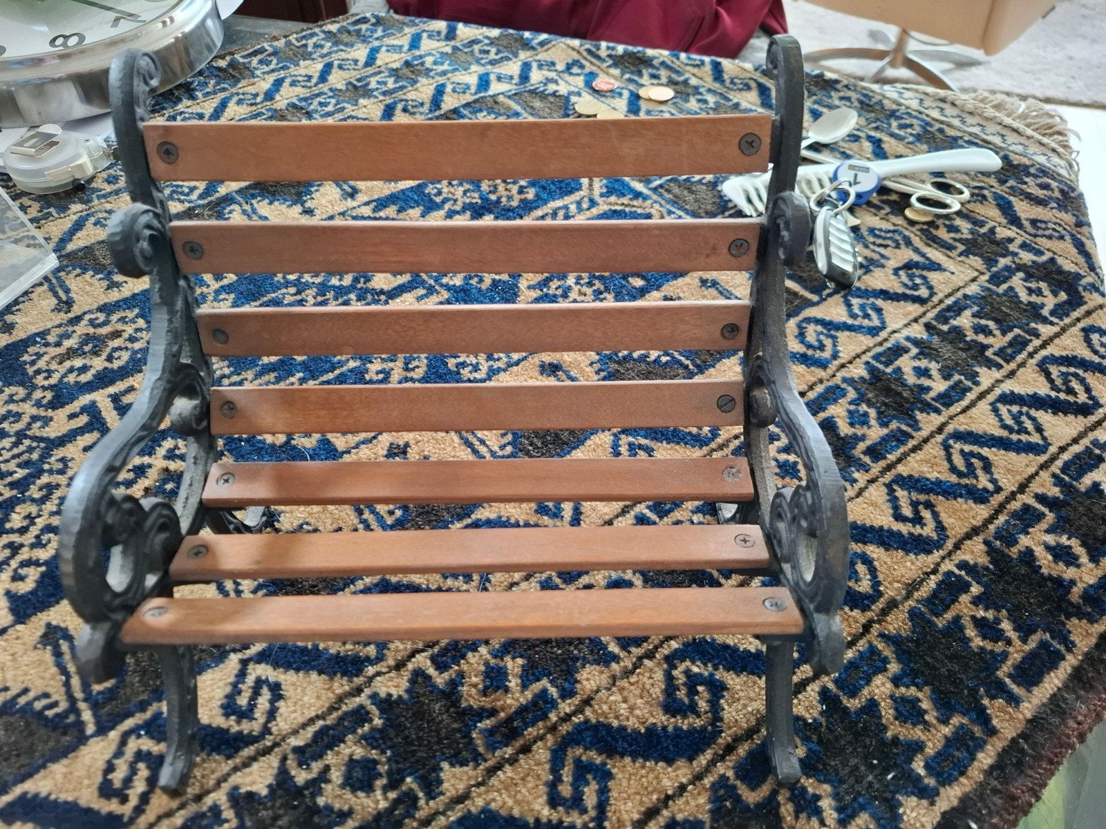 Decoratieve gietijzeren bankje met houten latten, Ophalen