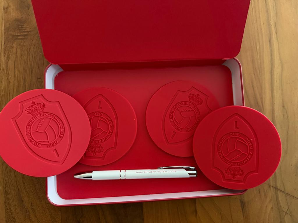 Royal Antwerp FC Onderzetters en Pen Set in Blik, Verzamelen, Sportartikelen en Voetbal, Ophalen of Verzenden, Nieuw, Buitenlandse clubs