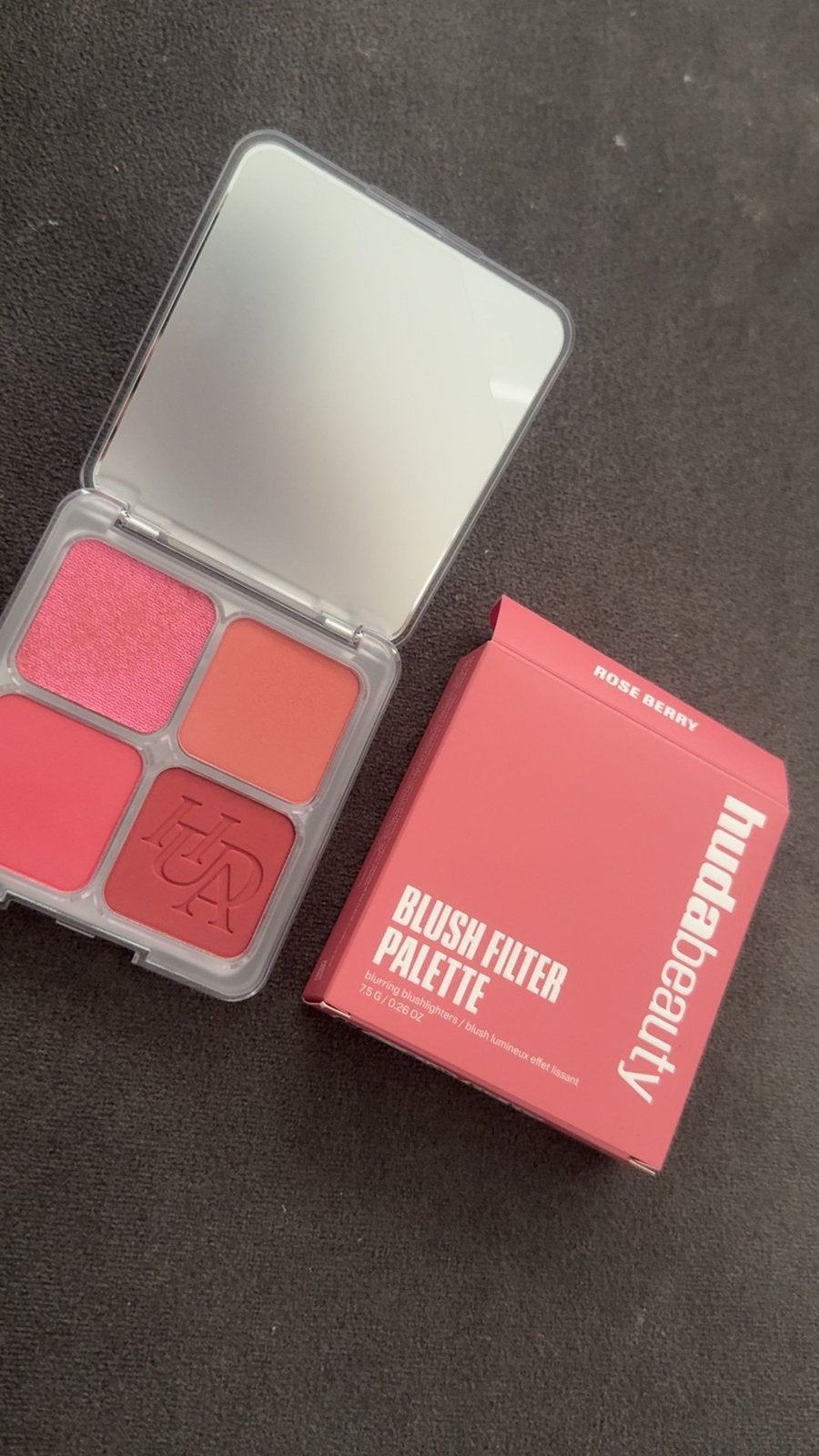 Rose berry blush Huda beauty, Sieraden, Tassen en Uiterlijk, Uiterlijk | Cosmetica en Make-up, Wangen, Overige kleuren, Nieuw