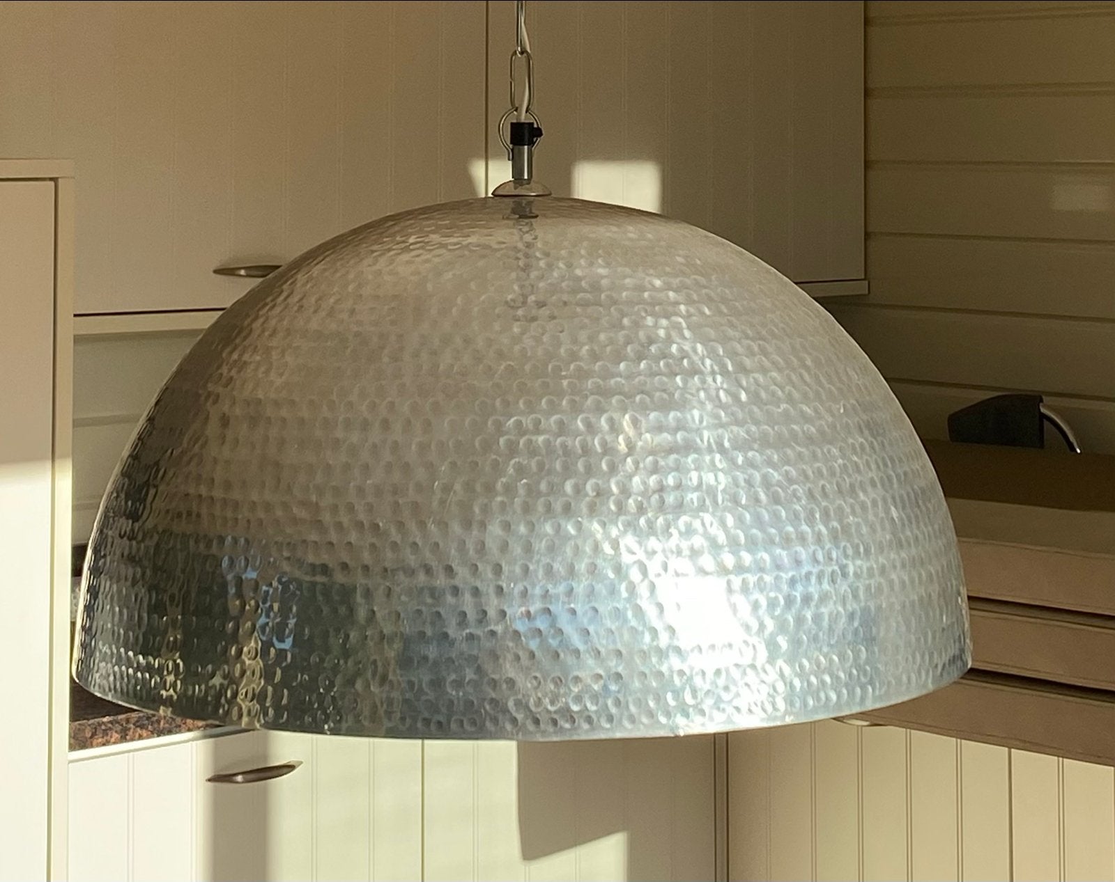 Grote gehamerde aluminium hanglamp, Ophalen of Verzenden, Zo goed als nieuw, Metaal, E27 (groot)