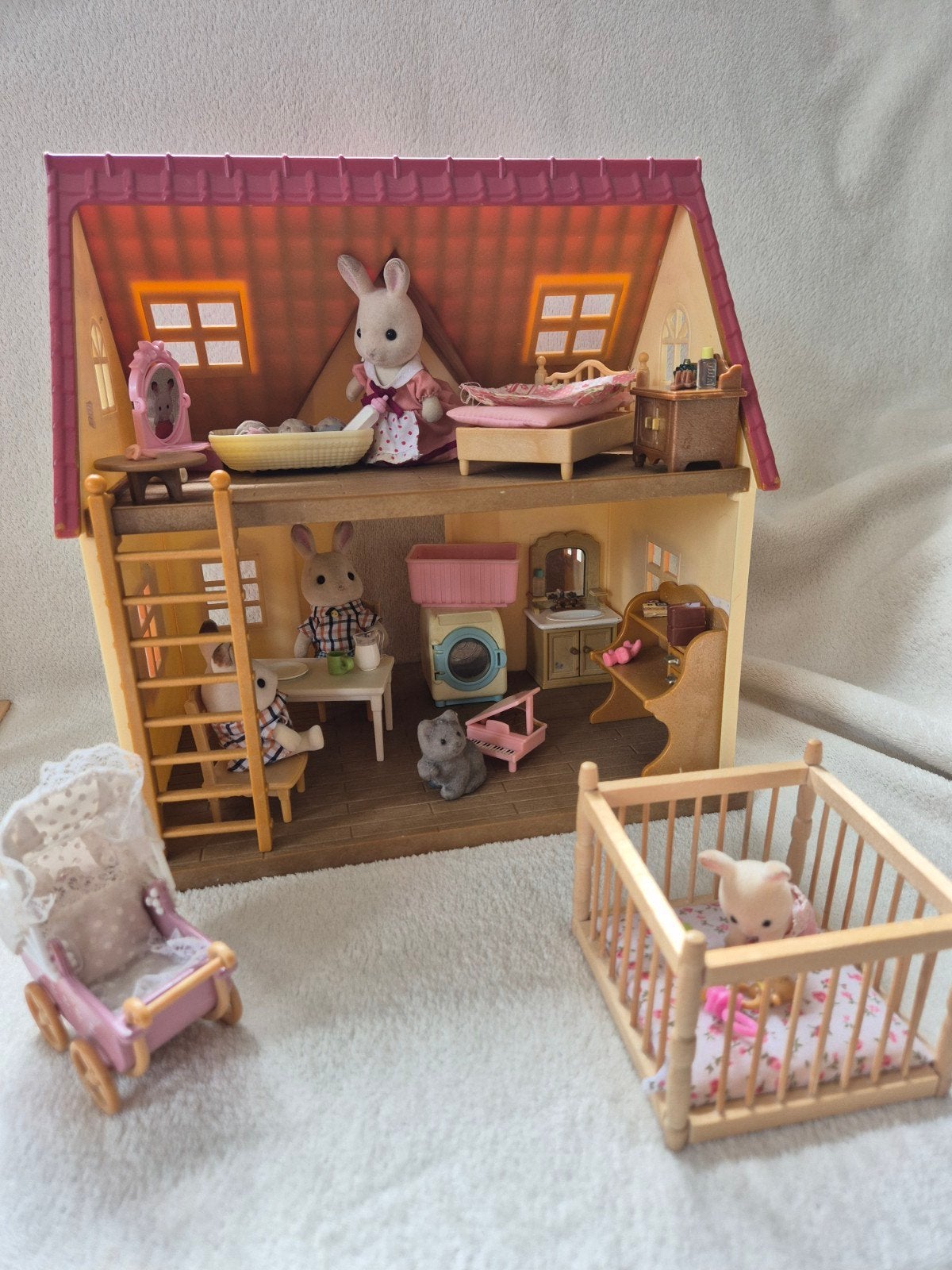 Sylvanian Families Poppenhuis met Meubels en Figuren, Ophalen of Verzenden, Gebruikt, Poppenhuis