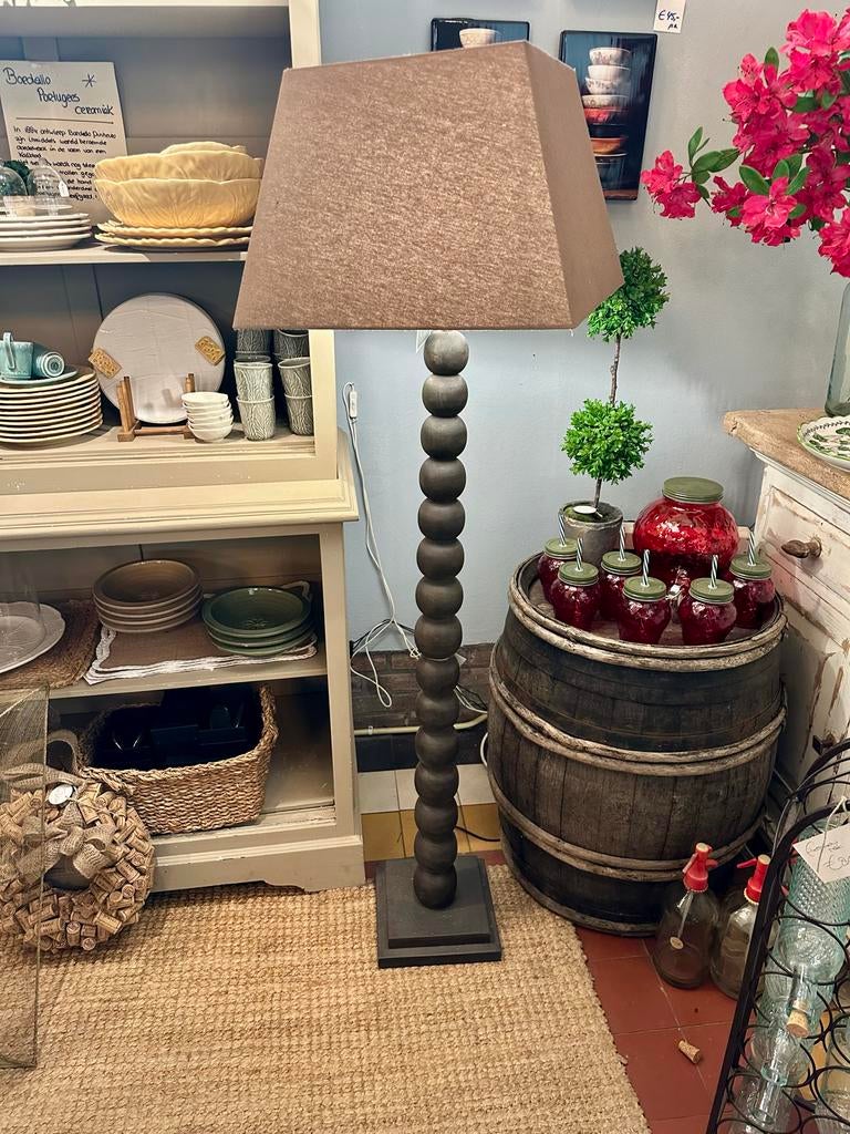 Mooie landelijke houten vloerlamp met linnen kap, Ophalen, Hoofdstraat 15, Nieuw, Info@ilfienile.nl