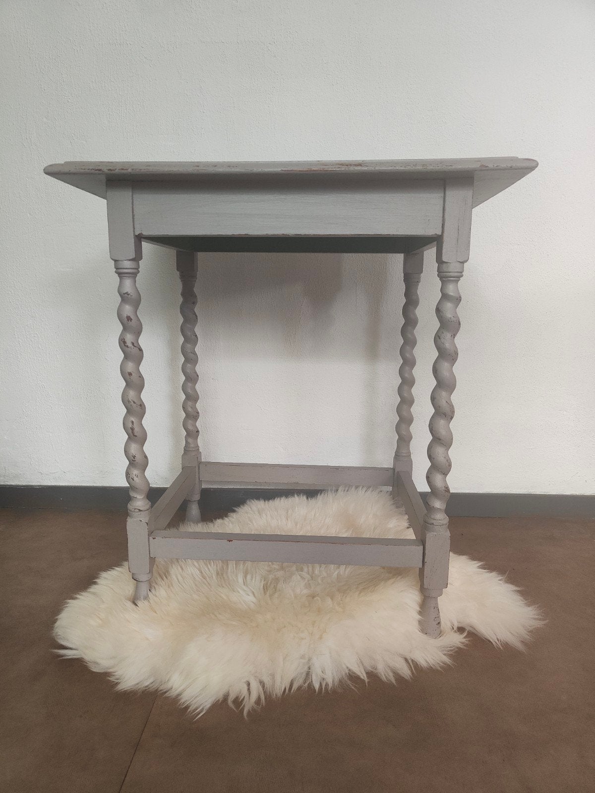 Charmante brocante tafel met gedraaide poten en verweerde lo, Ophalen, 25 tot 50 cm, Rechthoekig, 50 tot 100 cm