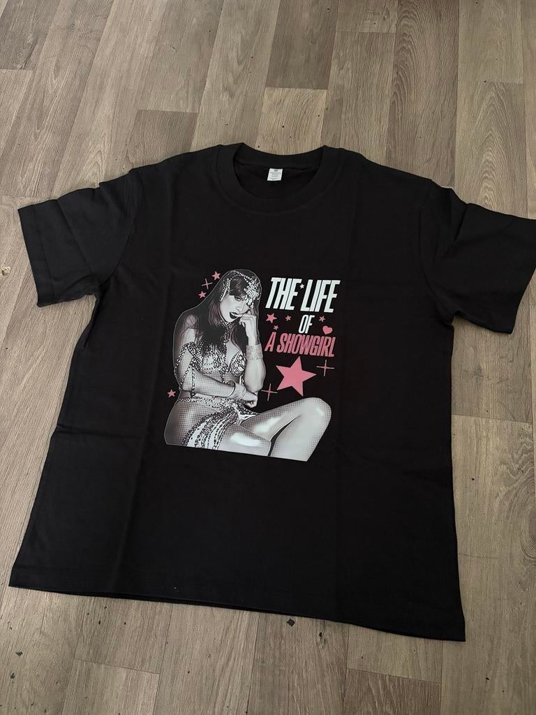 Taylor Swift The Life of a Showgirl T-shirt, Kleding | Dames, T-shirts, Maat 38/40 (M), Zwart, Nieuw, Ophalen of Verzenden