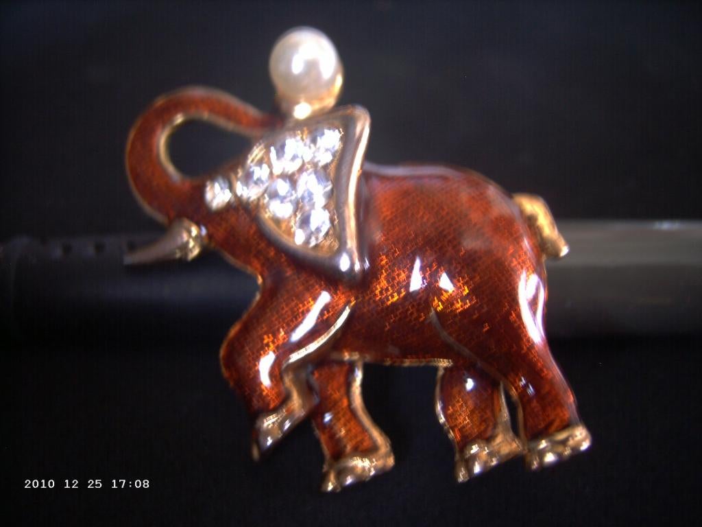 Een Goudkleurige Olifant Broche met Parel + Strass steentjes, Verzenden, Overige materialen, Broche