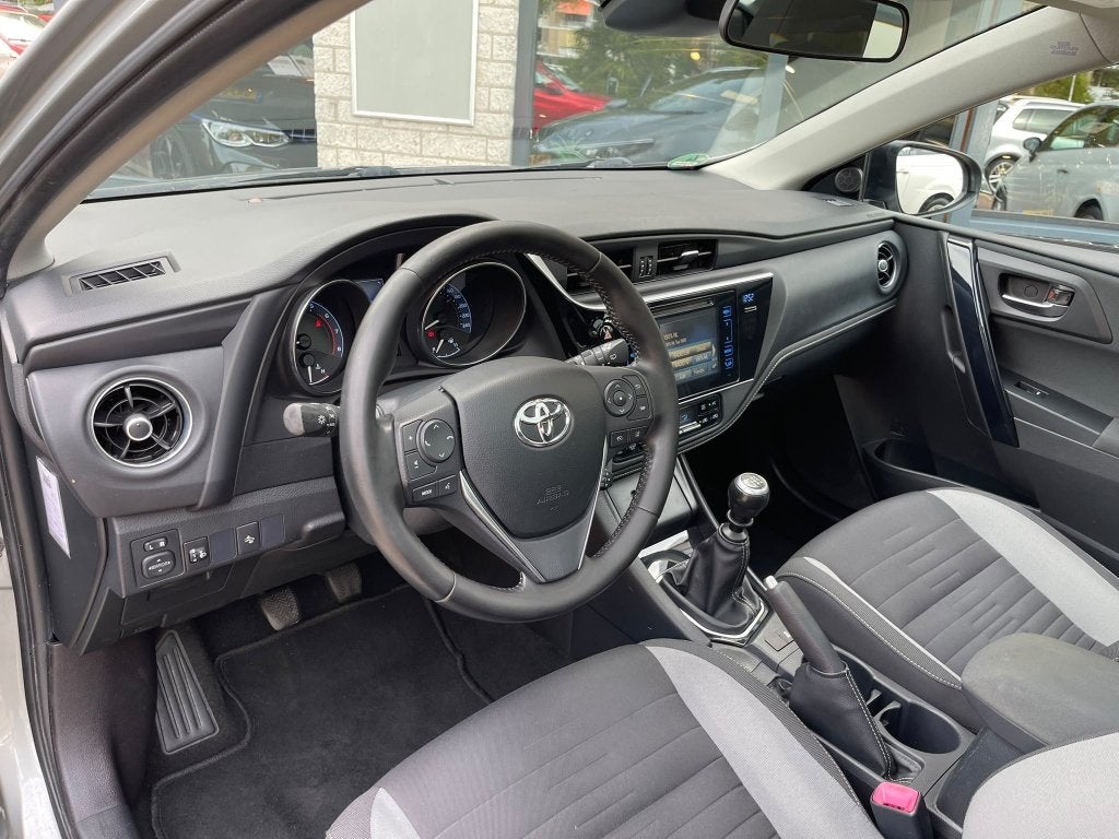 Foto 11 van Toyota Auris Touring Sports 1.2T Business Pano Trekhaak Navi