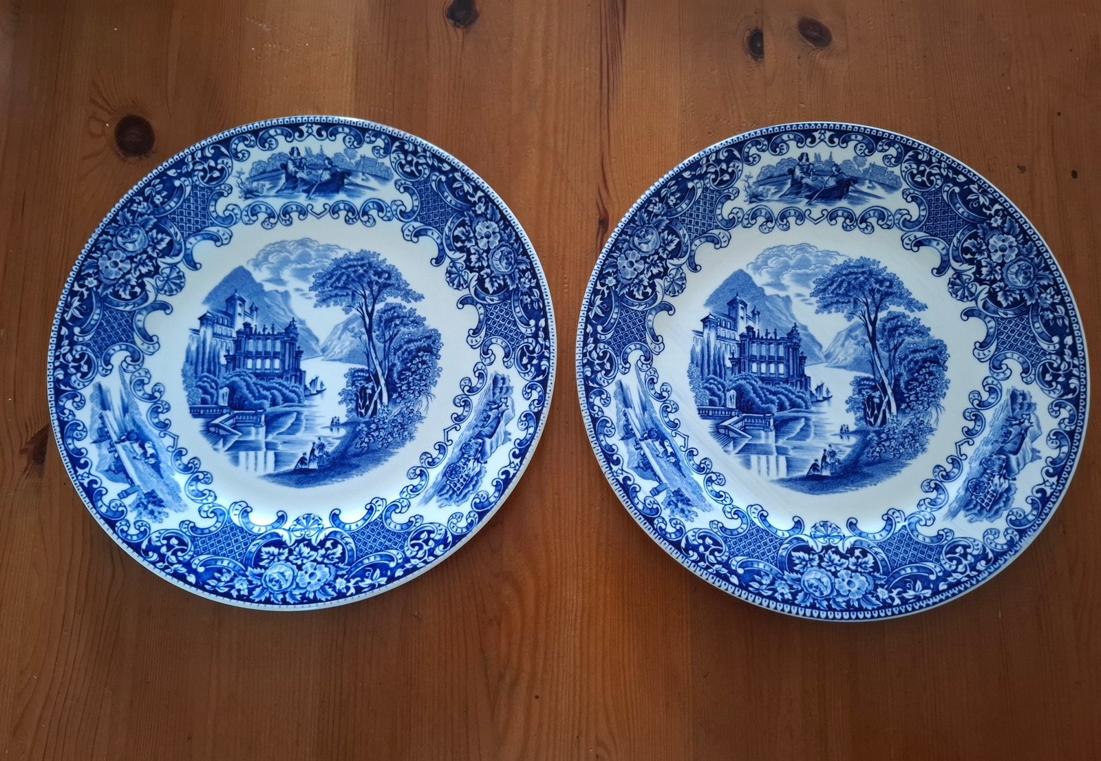 Set van 2 mooie borden RoyalSphinx ‘Old England - Cambridge’, Antiek en Kunst, Antiek | Servies los, Ophalen