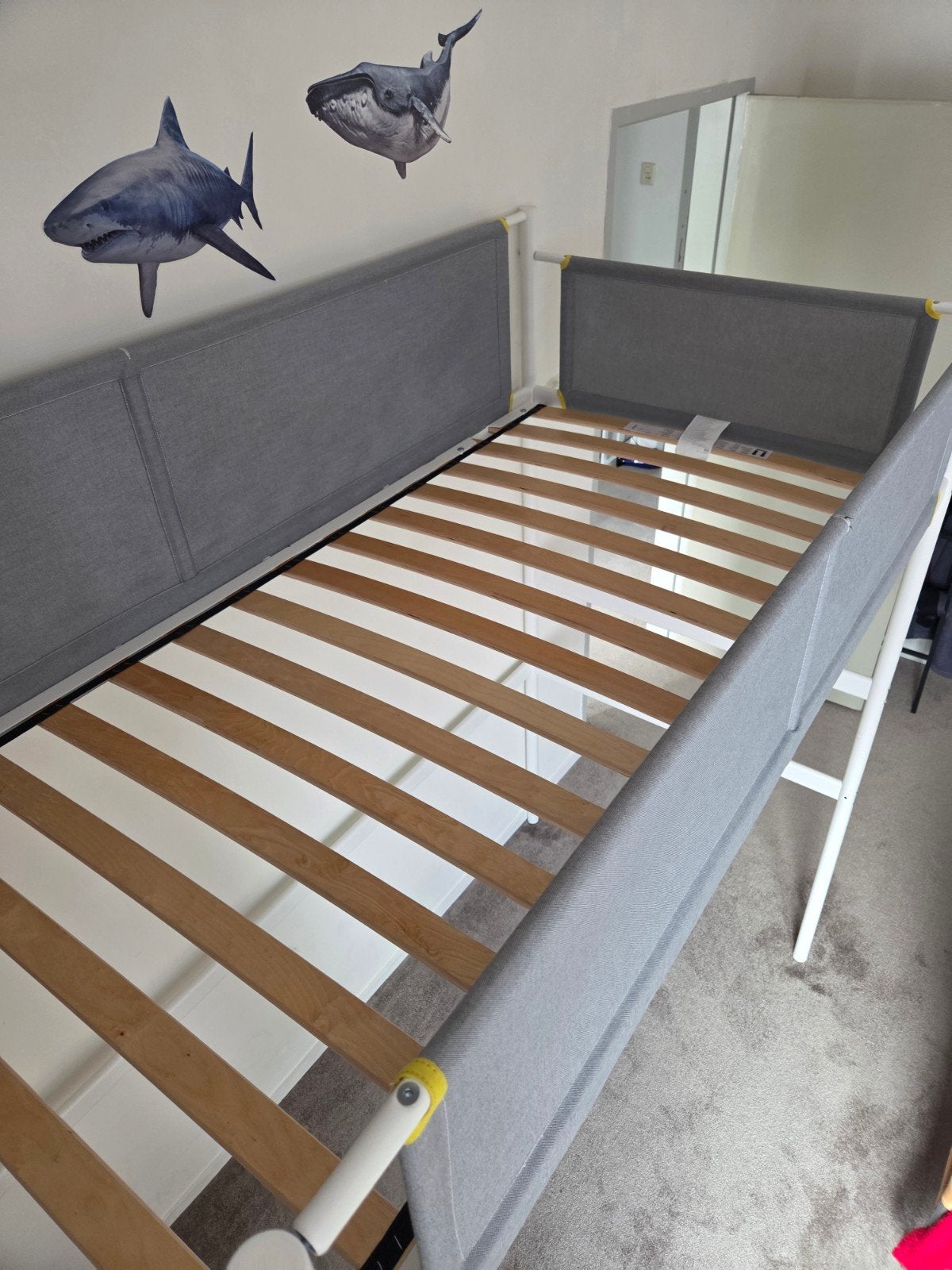 IKEA VITVAL Hoogslaper wit/lichtgrijs 90x200 cm, Huis en Inrichting, Ophalen, Eenpersoons, Zo goed als nieuw, 200 cm