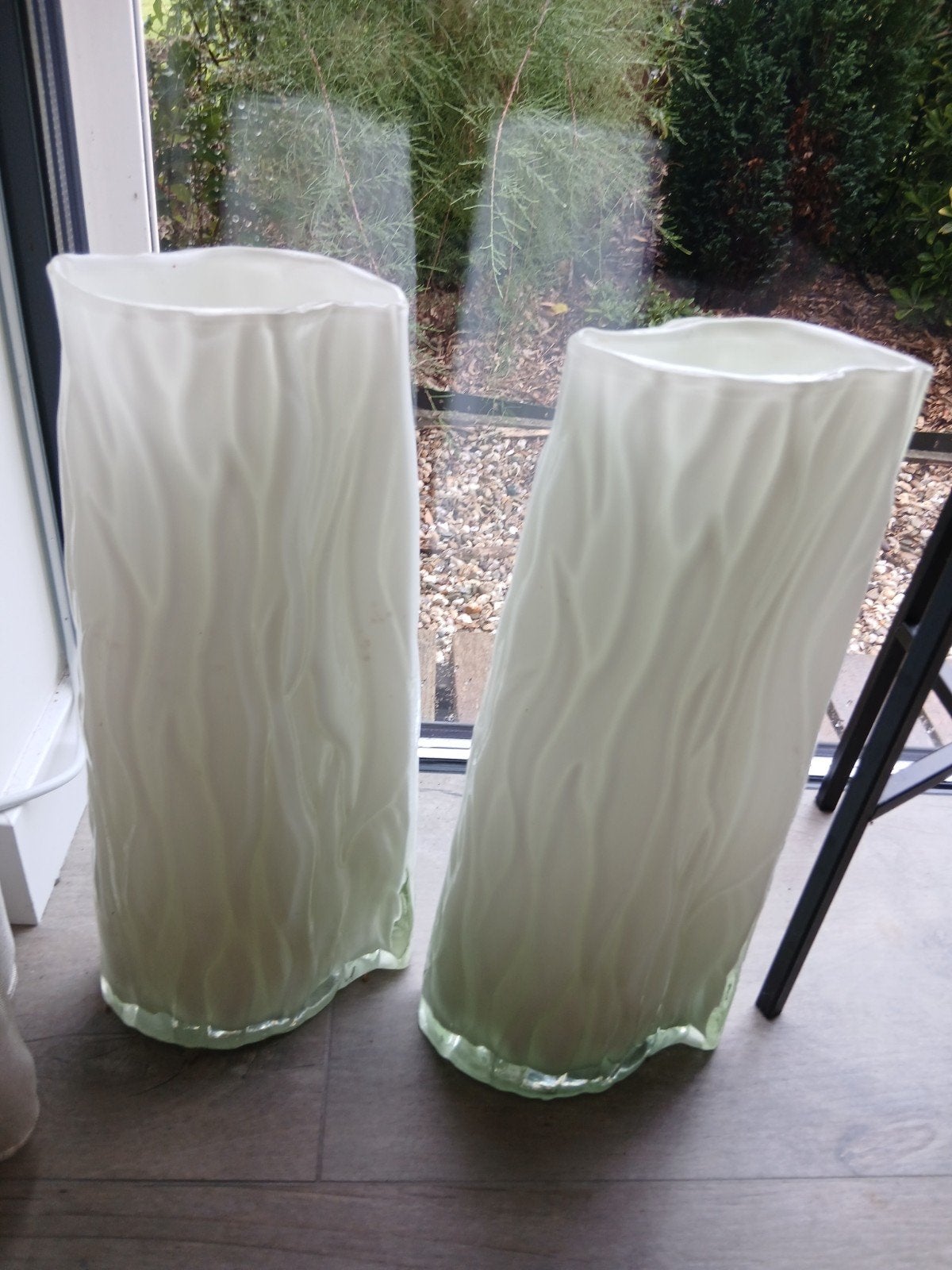 Set van 2 decoratieve glazen vazen, wit met reliëf, Ophalen