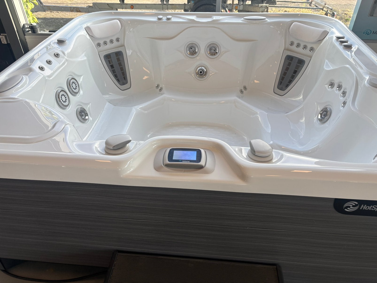 Foto 2 van HotSpring Grandee jacuzzi bj. 2021 (7-p ) Driftwood / White