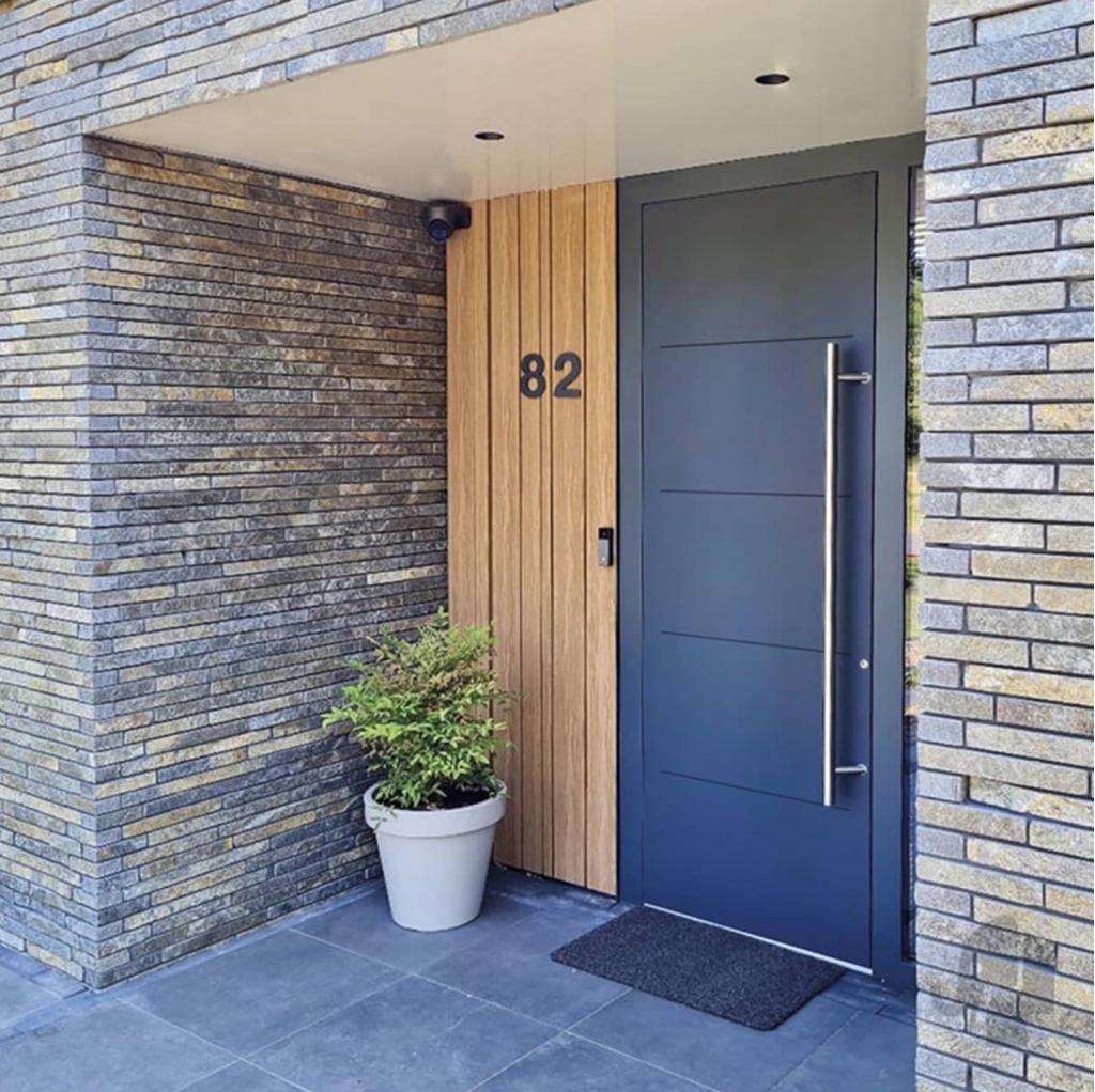 Moderne voordeur in hout | Strak design