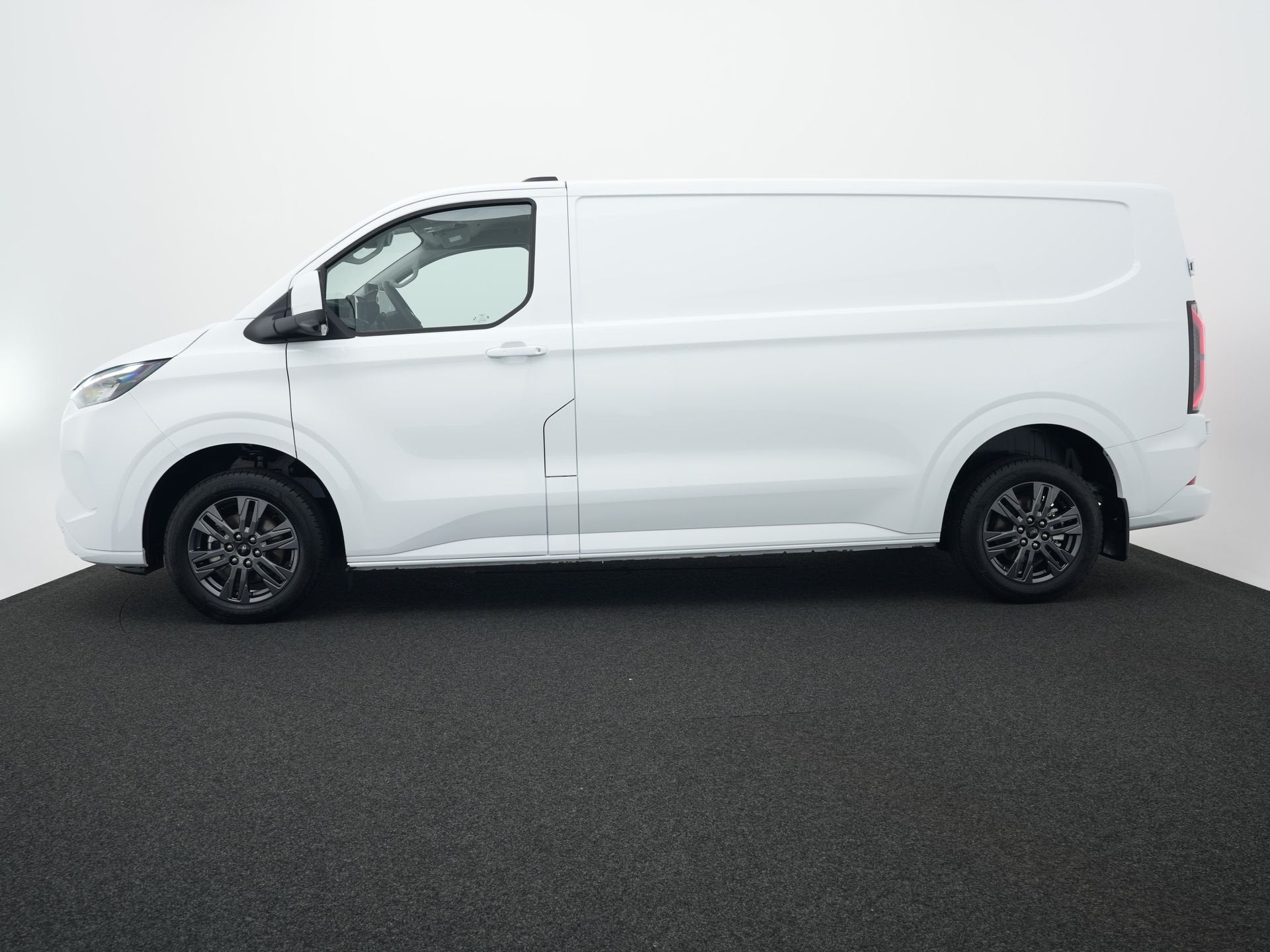 Ford E-Transit Custom 340 L2H1 Limited 71 kWh 360 graden cam, Auto's, Automaat, Zwart, Wit, Nieuw