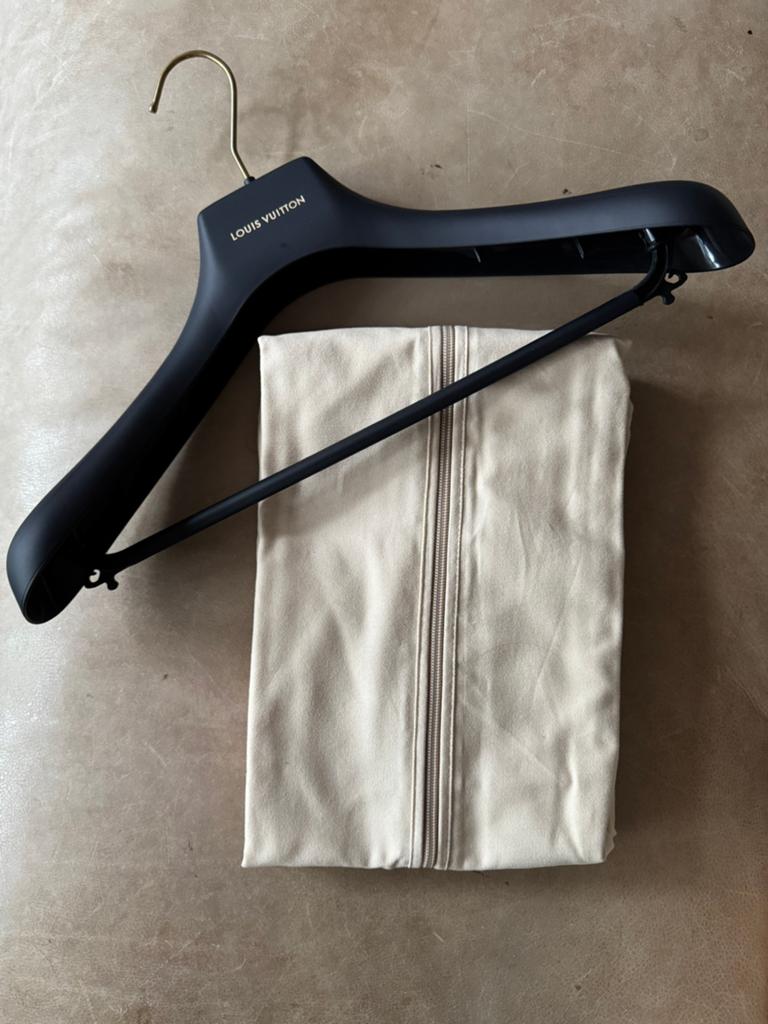 Louis Vuitton kledinghoes stofzak & hanger, Kleding | Dames, Kledinghangers, Ophalen of Verzenden, Nieuw, Kunststof, Volwassenen