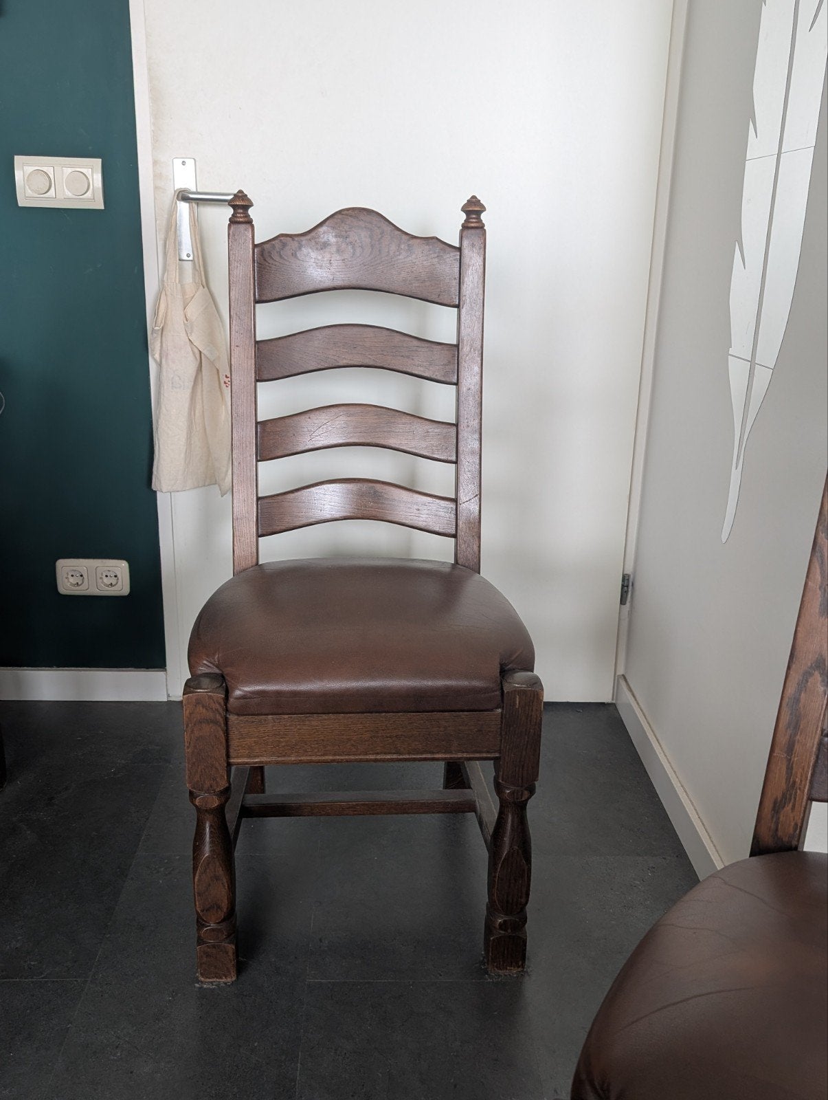 Antieke houten stoel met lederen zitting - 2 numbers, Antiek en Kunst, Antiek | Meubels | Stoelen en Banken, Ophalen