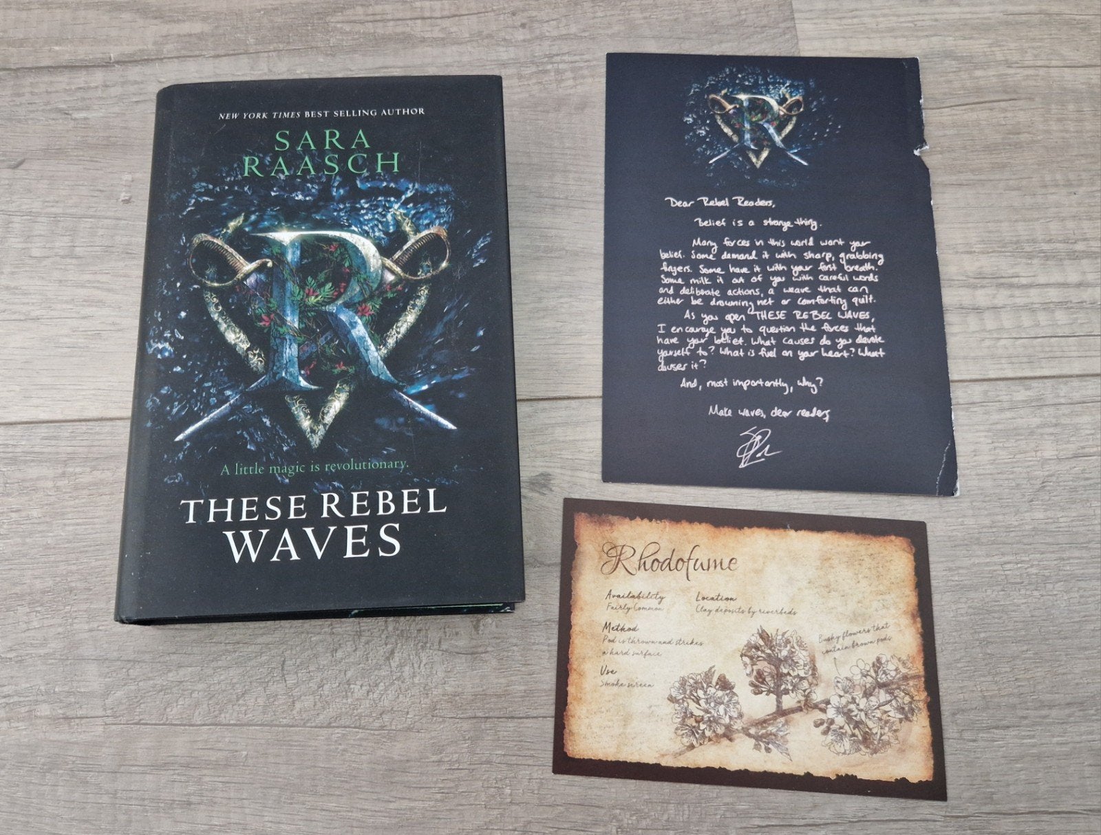 Fairyloot sarah raasch these rebel waves boek Gesigneerd, Ophalen of Verzenden, Zo goed als nieuw