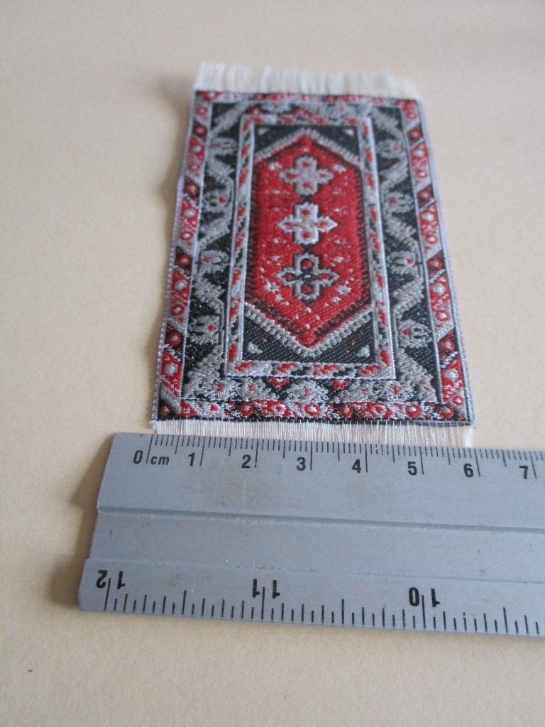 poppenhuis klein kleedje (zr), Verzamelen, Poppenhuizen en Toebehoren, Ophalen of Verzenden, Zo goed als nieuw, Poppenhuis