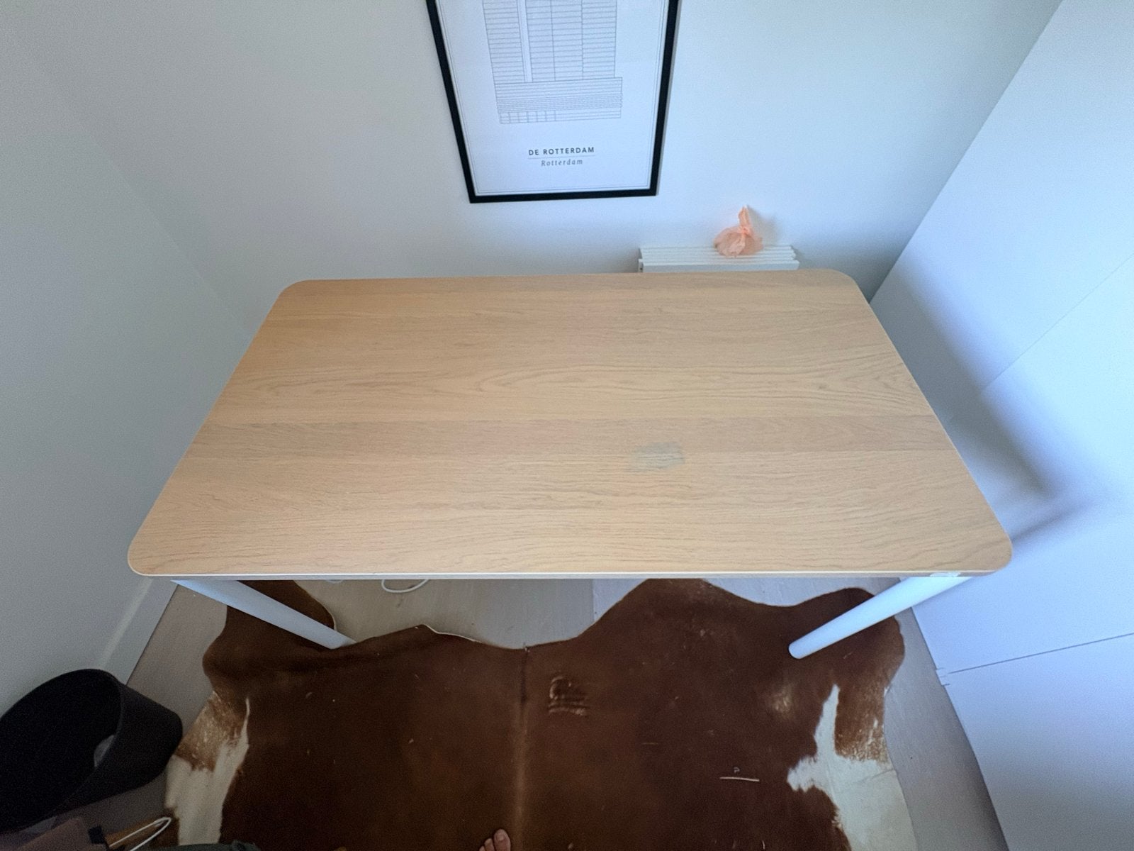 Stijlvol IKEA bureau met houten blad en witte poten, Ophalen, Demontabel, Gebruikt, Scandinavisch