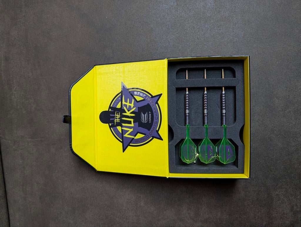 Target Luke Littler "The Nuke" Darts - 23 gram, Sport en Fitness, Darts, Ophalen, Zo goed als nieuw, Pijlen