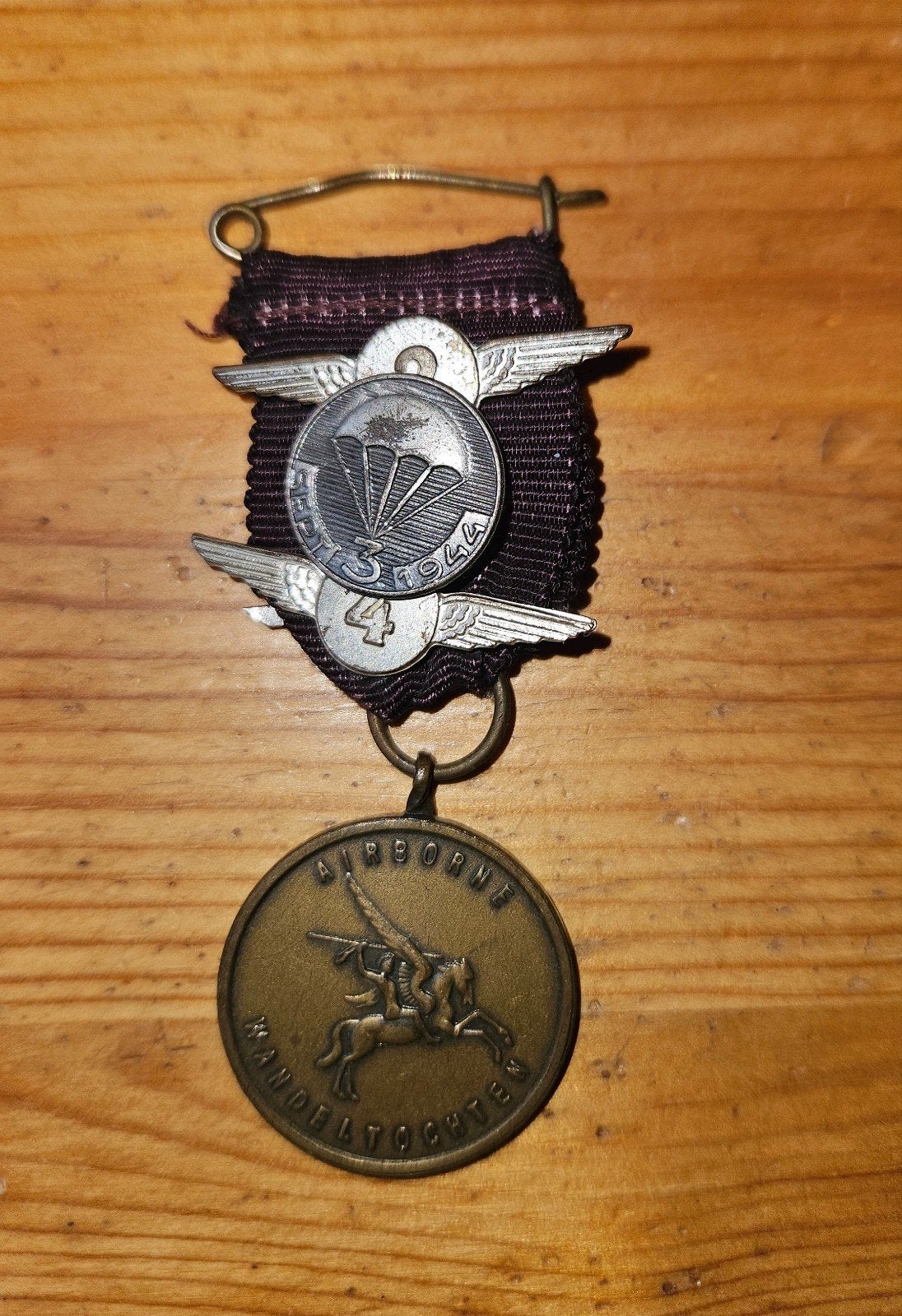Medaille Airborne wandeltocht 4x gelopen, Verzamelen, Militaria | Algemeen, Ophalen of Verzenden, Overige soorten, Nederland, Embleem of Badge