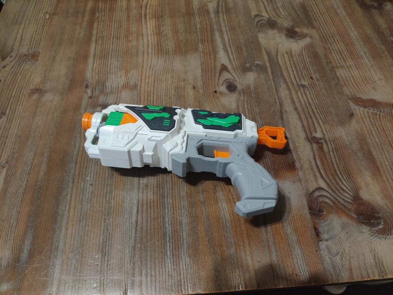 Speelgoedpistool - Wit, Groen en Oranje en tweedehandse, Ophalen of Verzenden, Gebruikt, Jongen of Meisje